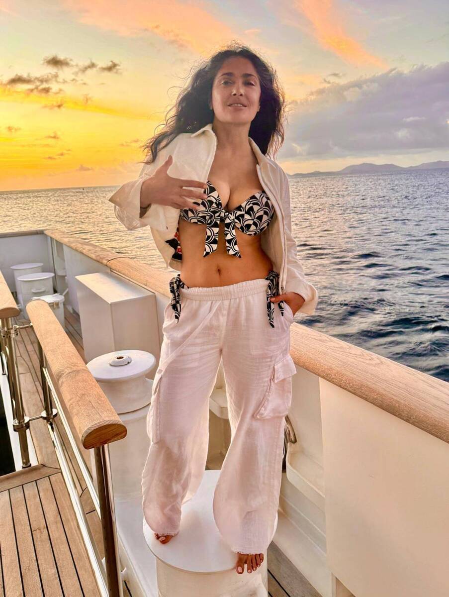 Salma Hajek u kupaćem