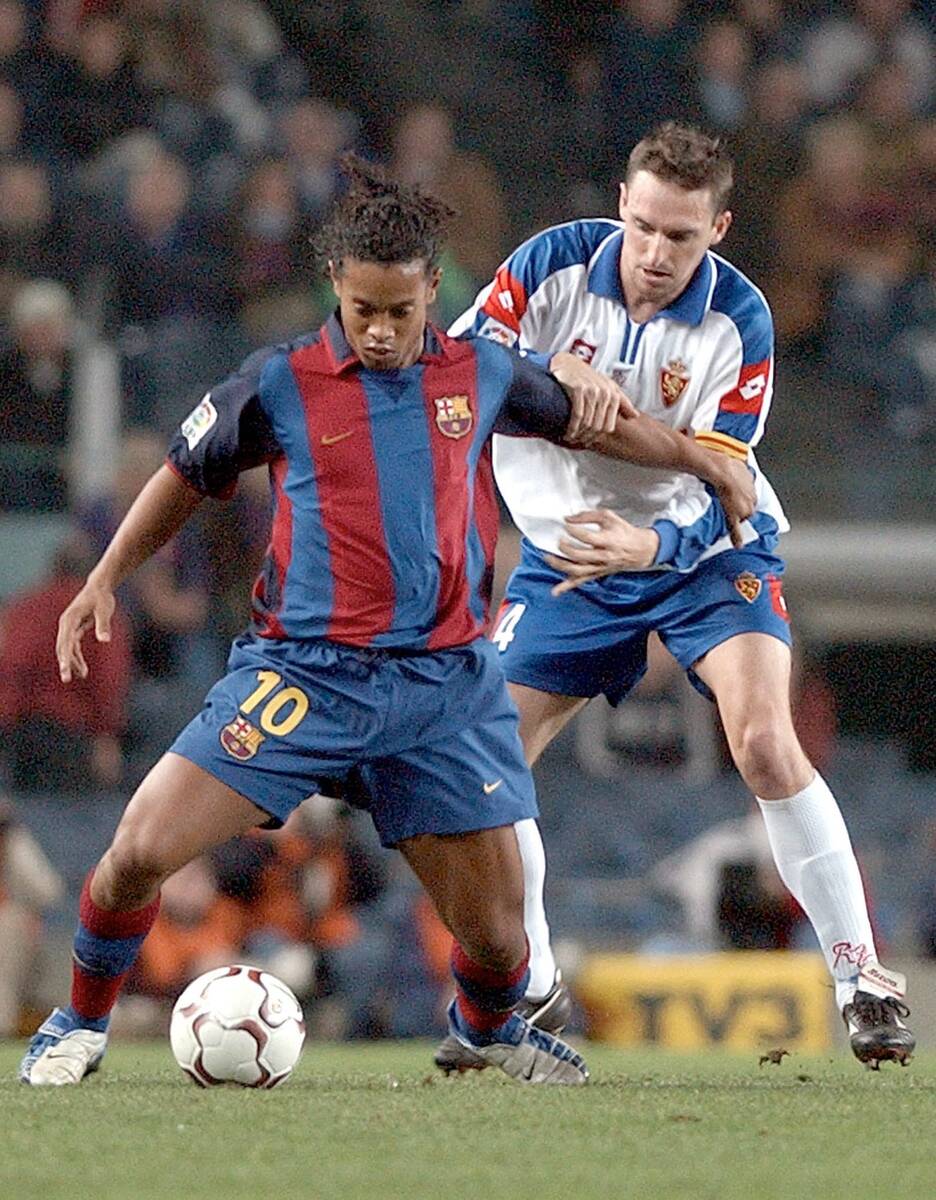 Ronaldinjo gradi loptu u Barseloni