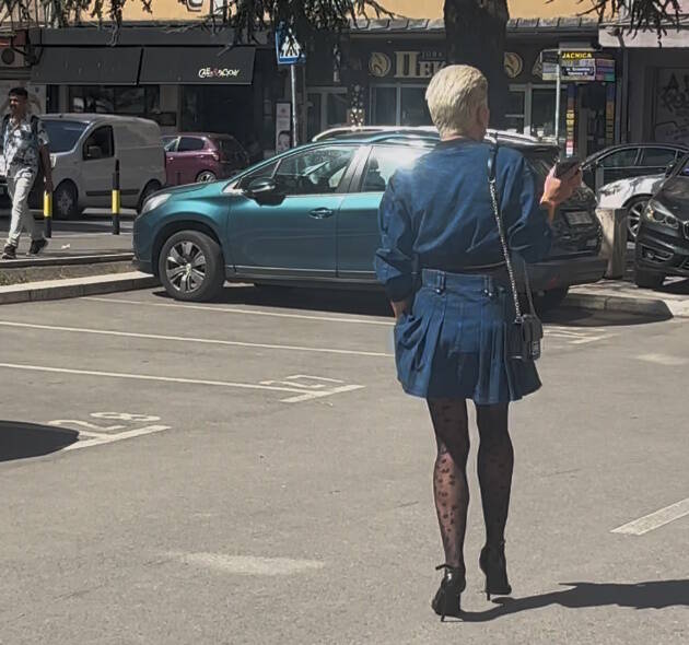 Uroša Stanića izbacili iz suda zbog minića i mrežastih čarapa: Besneo ispred zgrade, pa tražio mušku odeću (Foto)