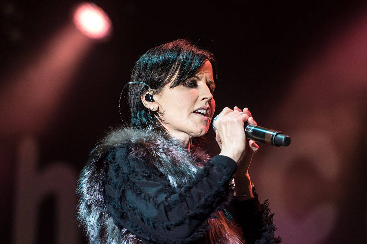 Dolores O'Riordan (2).jpg