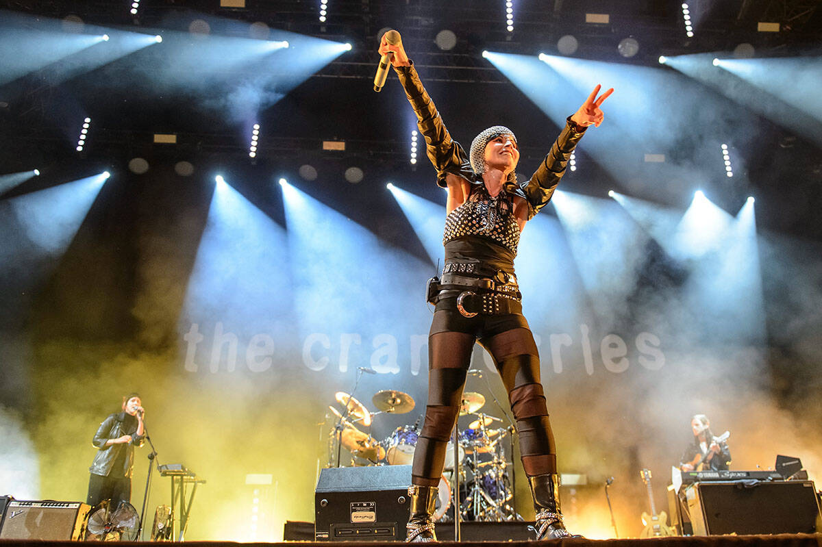 Dolores O'Riordan (3).jpg