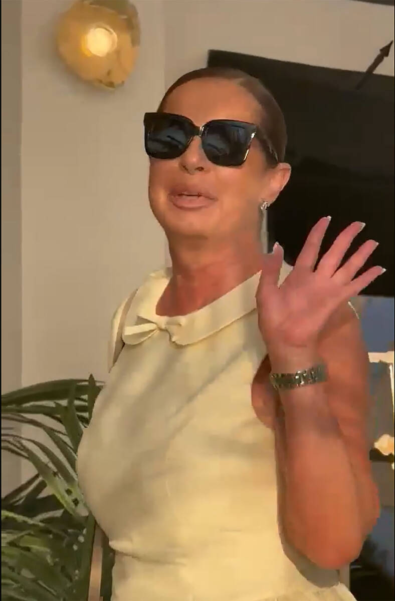 Majka Filipa Živojinovića na proslavi  (5).jpg