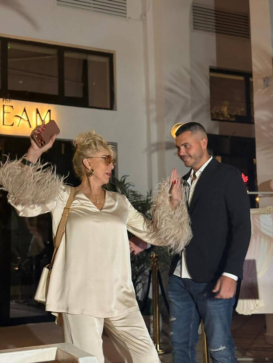 Lepa Brena stigla na proslavu rođendana ćerke Aleksandre Prijović (7).jpg