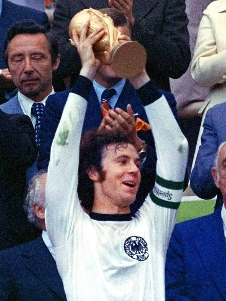 Franc Bekenbauer podiže titulu šampiona sveta