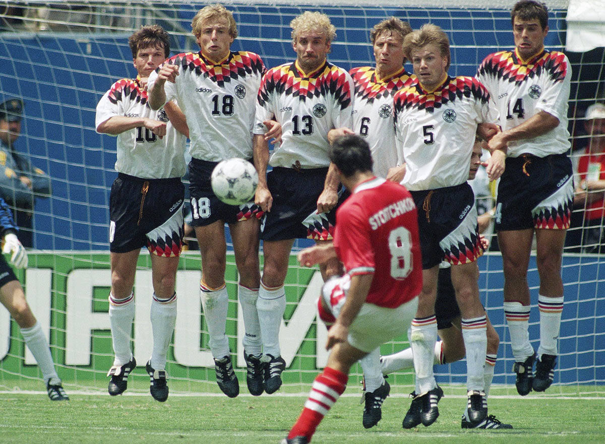 Reprezentacija Nemačke u živom zidu protiv Bugarske dok šutira Hristo Stoičkov 1994