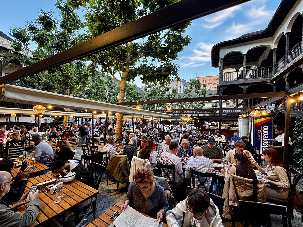 Ljudi u bašti restorana u Bukureštu u Rumuniji