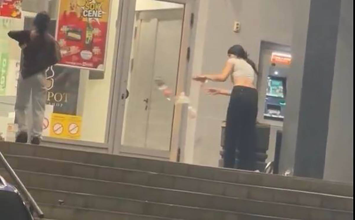 Devojke bacale đubre ispred prodavnice u Beogradu (2).jpg