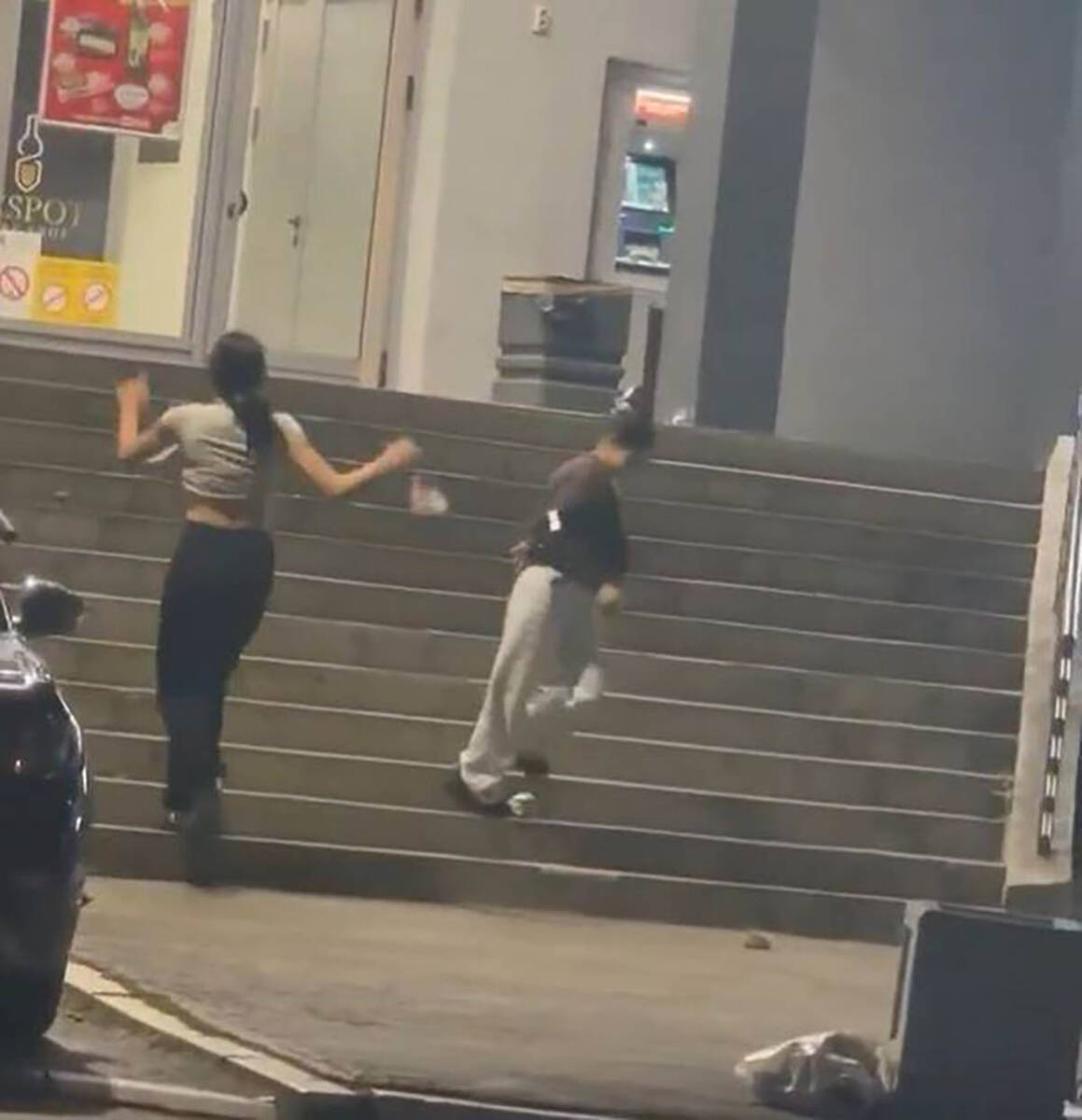 Devojke bacale đubre ispred prodavnice u Beogradu (4).jpg