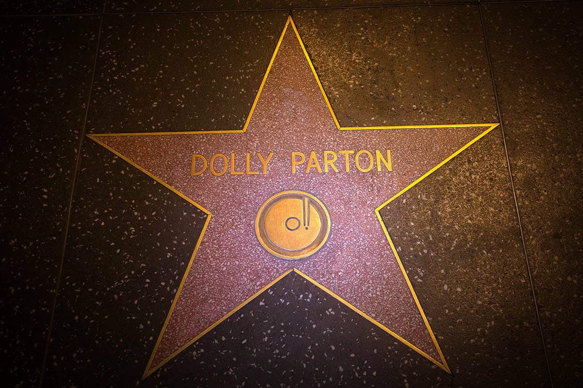 Doli Parton2.jpg