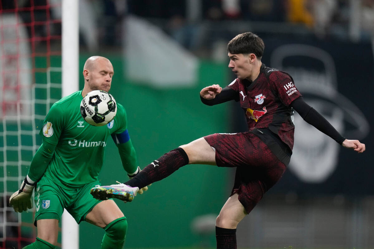 Andrija Maksimović šutira na gol protiv Magdeburga