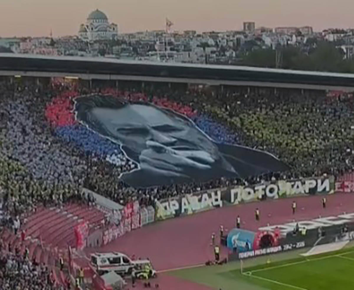 Koreografija navijača Crvene zvezde posvećena Ratku Mladiću (3).jpg