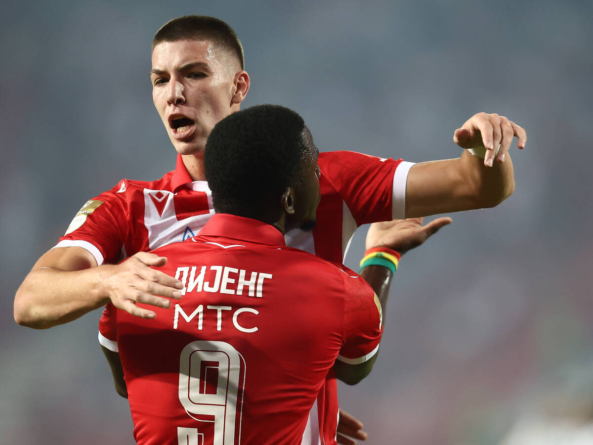 Fudbaleri Crvene zvezde Stefan Gudelj i Bamba Dijeng slave gol u derbiju.