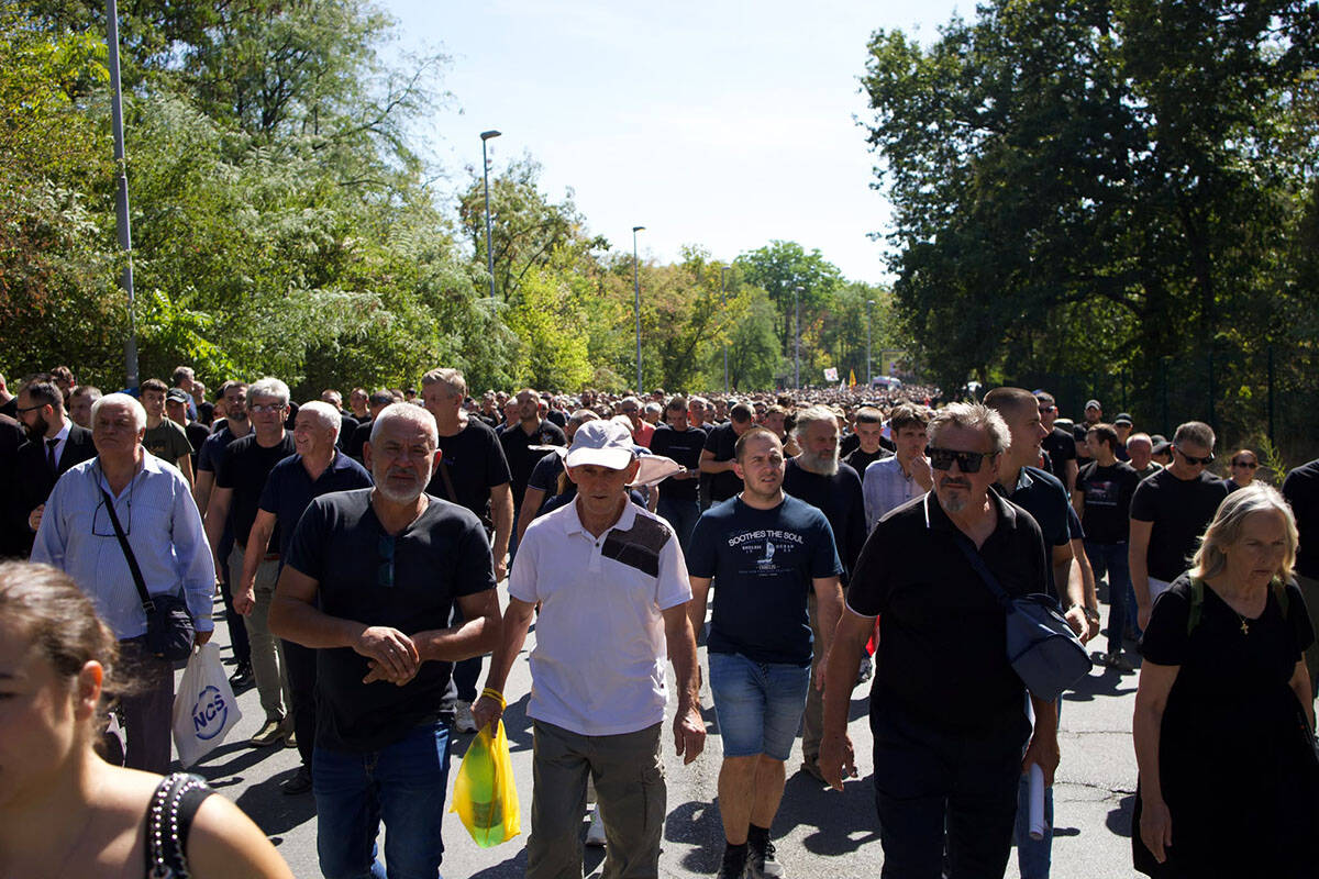 Povorka ka Topčiderskom groblju (5).jpg