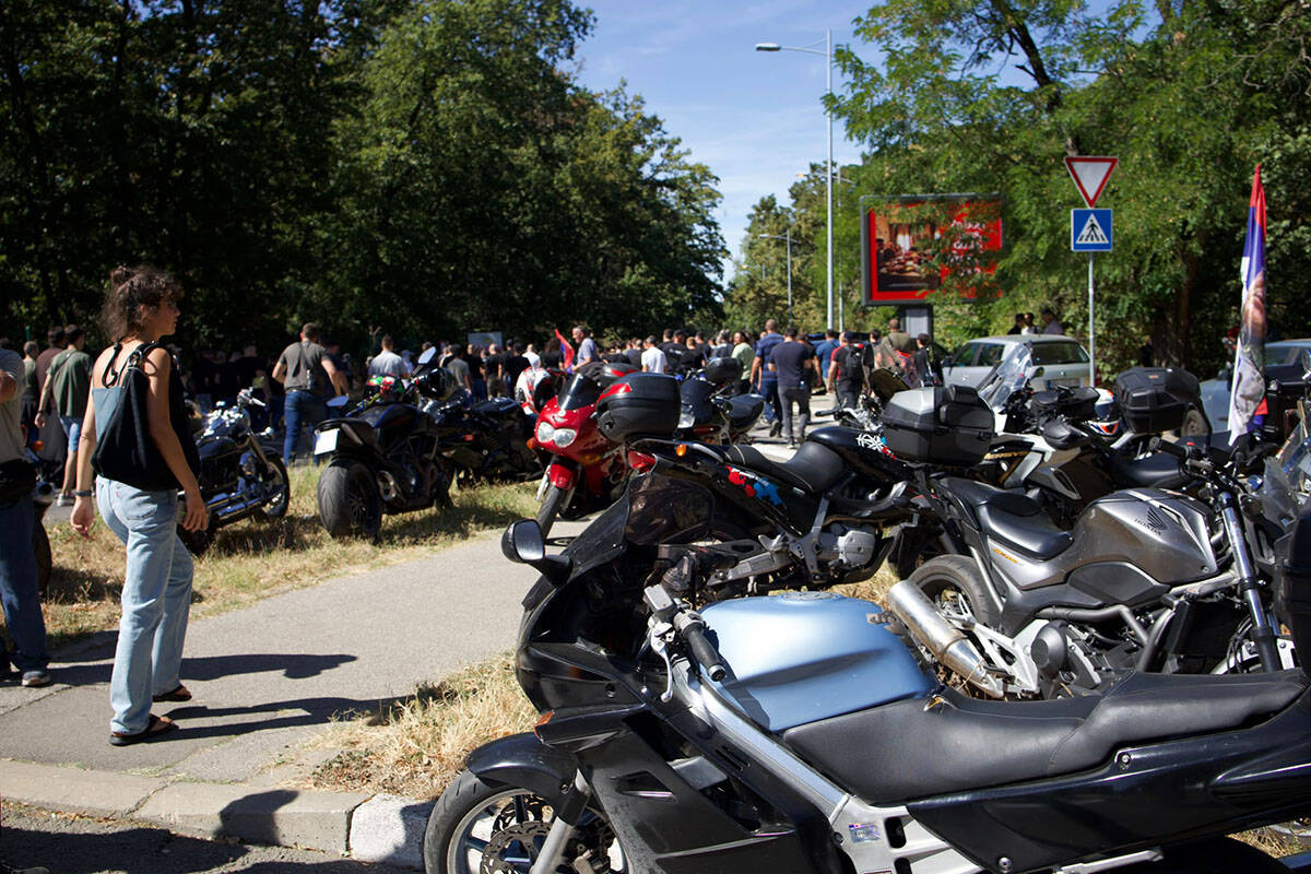 Povorka ka Topčiderskom groblju (6).jpg