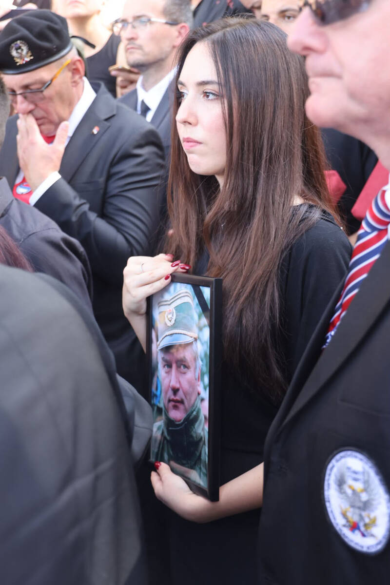 Unuk sa njegovom šapkom, unuka sa slikom (4).jpg