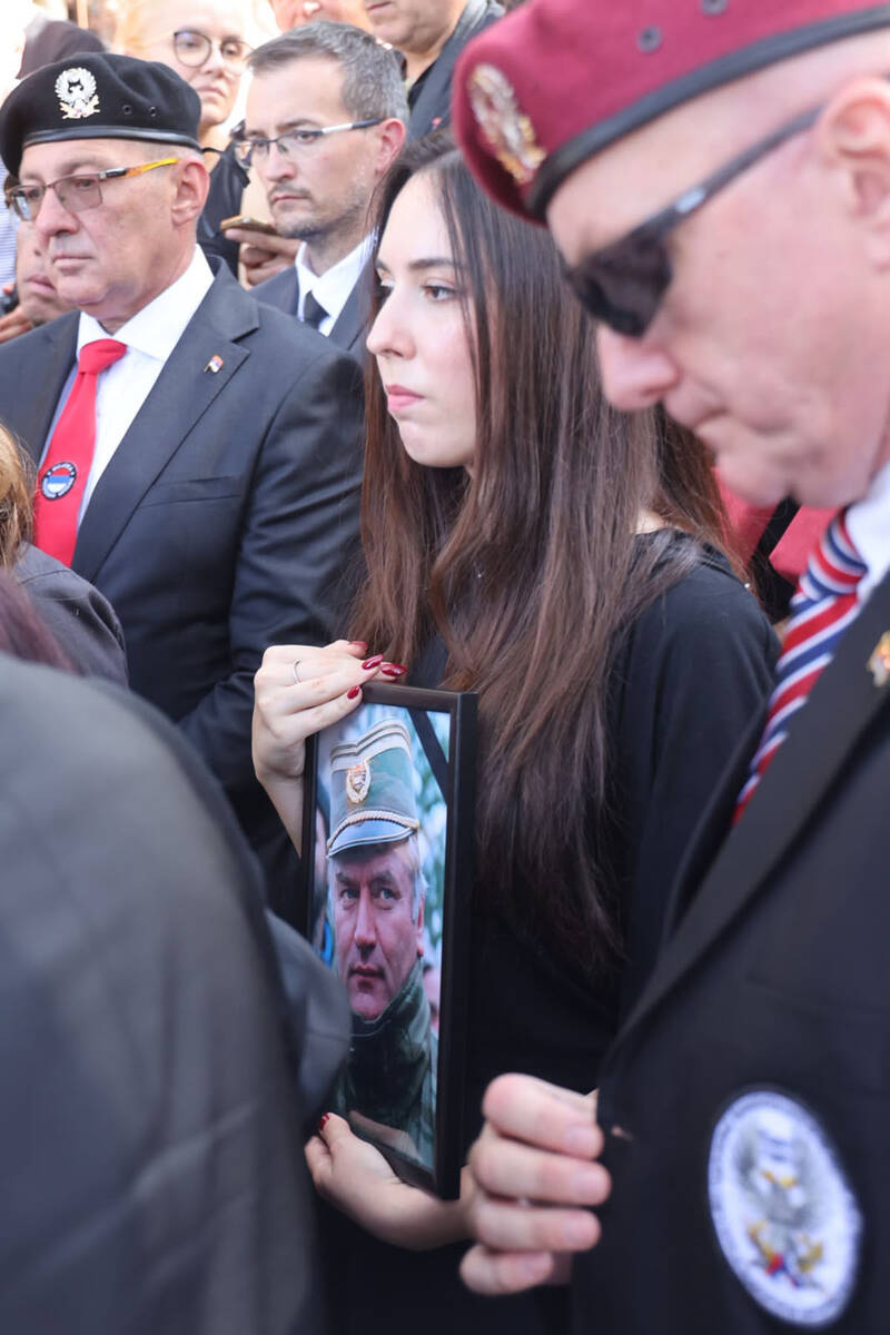 Unuk sa njegovom šapkom, unuka sa slikom (6).jpg