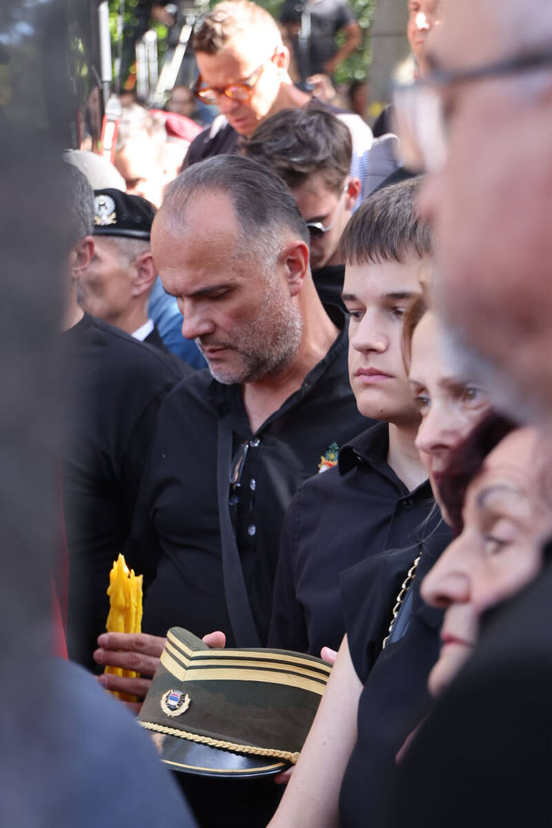 Unuk sa njegovom šapkom, unuka sa slikom (7).jpg
