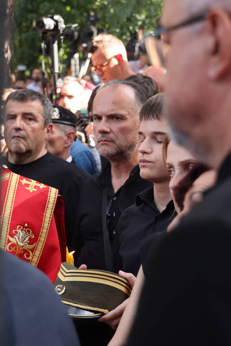 Unuk sa njegovom šapkom, unuka sa slikom (8).jpg
