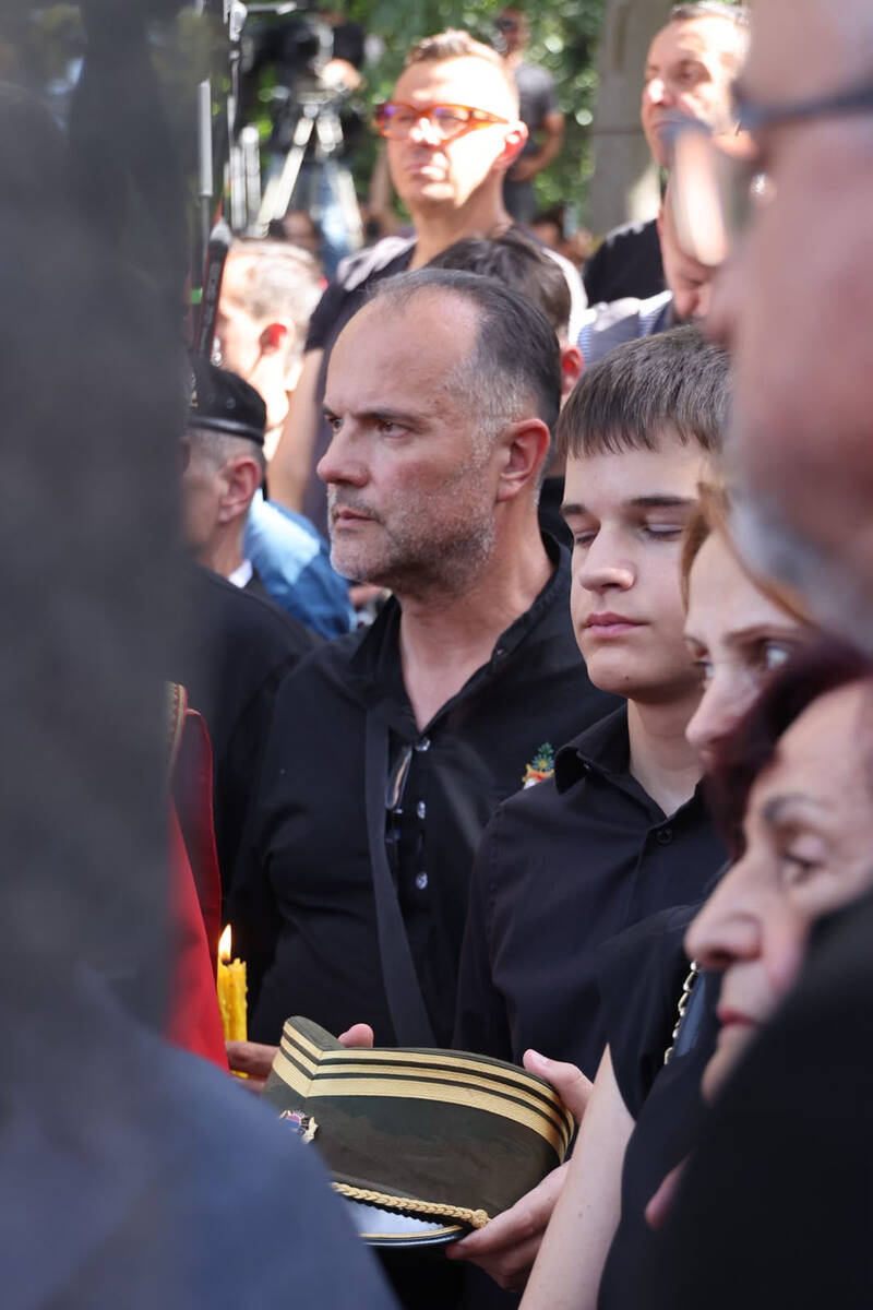 Unuk sa njegovom šapkom, unuka sa slikom (10).jpg