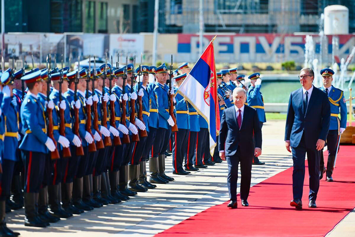Svečani doček ispred Palate Srbija predsednika Uzbekistana Šavkata Mirzijojeva (7).jpg