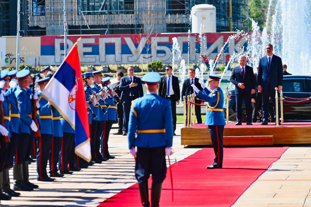 Svečani doček ispred Palate Srbija predsednika Uzbekistana Šavkata Mirzijojeva (12).jpg