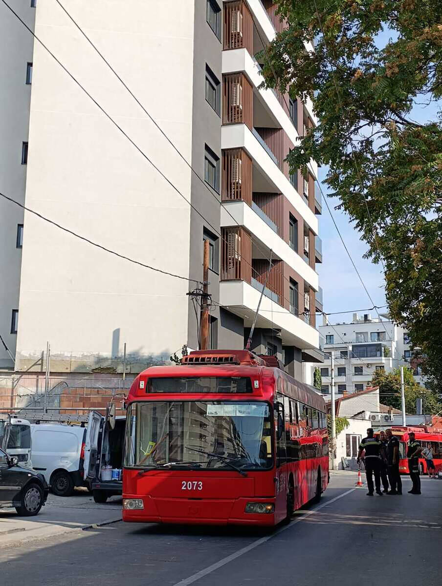 Muškarac pao na trolejbus u Beogradu