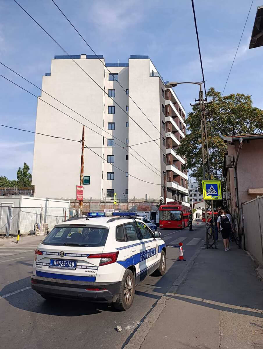 Muškarac pao na trolejbus u Beogradu