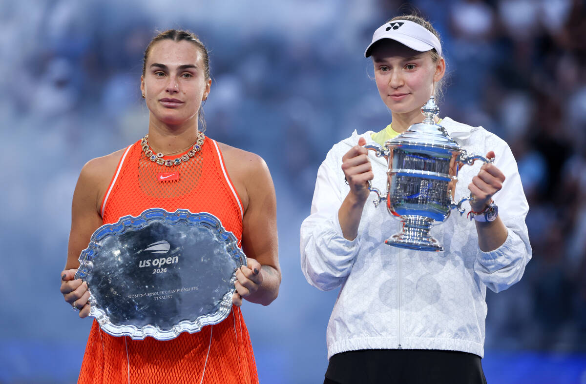 Arina Sabalenka gleda Jelenu Ribakinu posle poraza na finalu US Opena