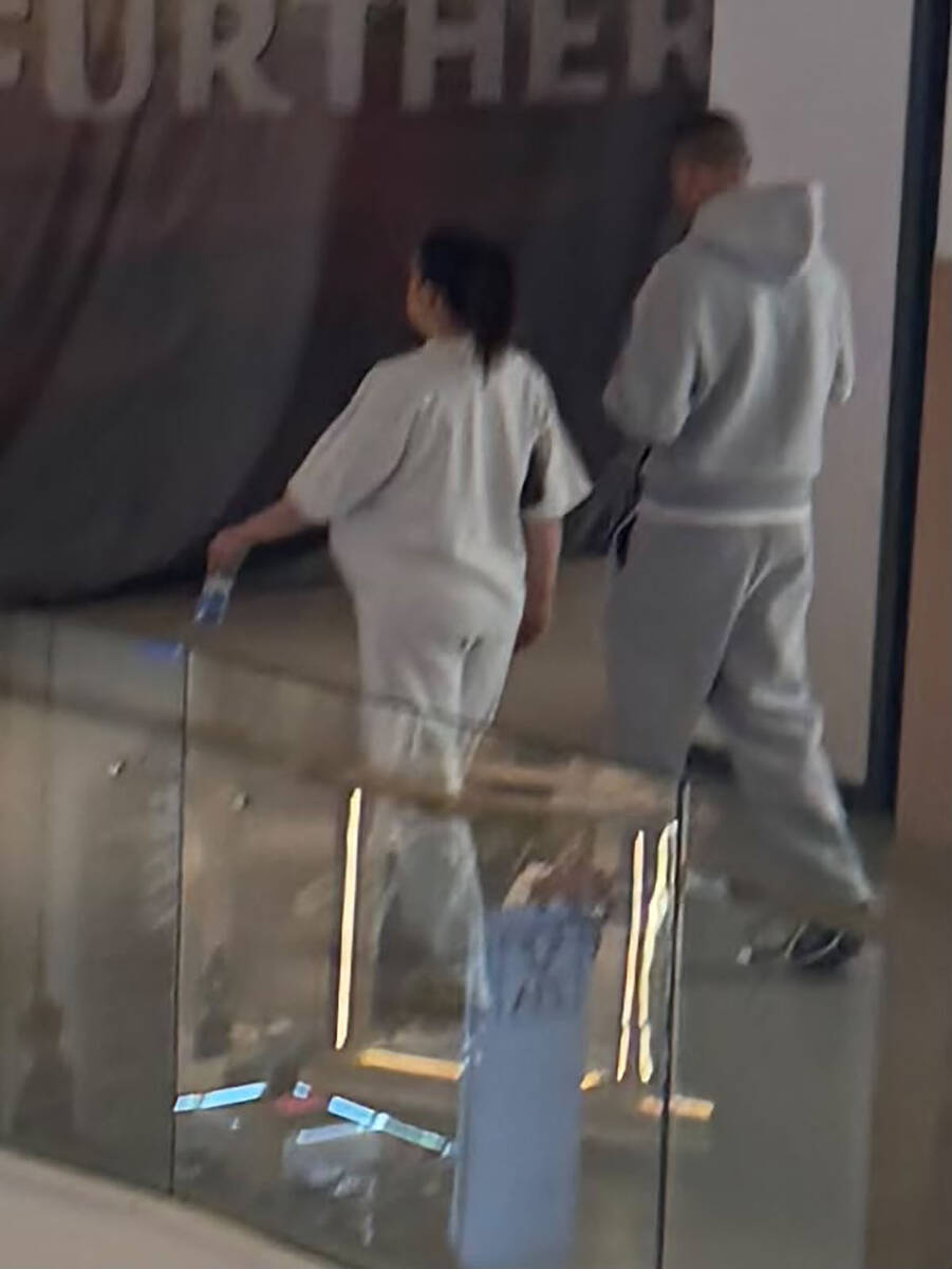 Silvija Nedeljković sa suprugom u šopingu pred porođaj (4).jpg