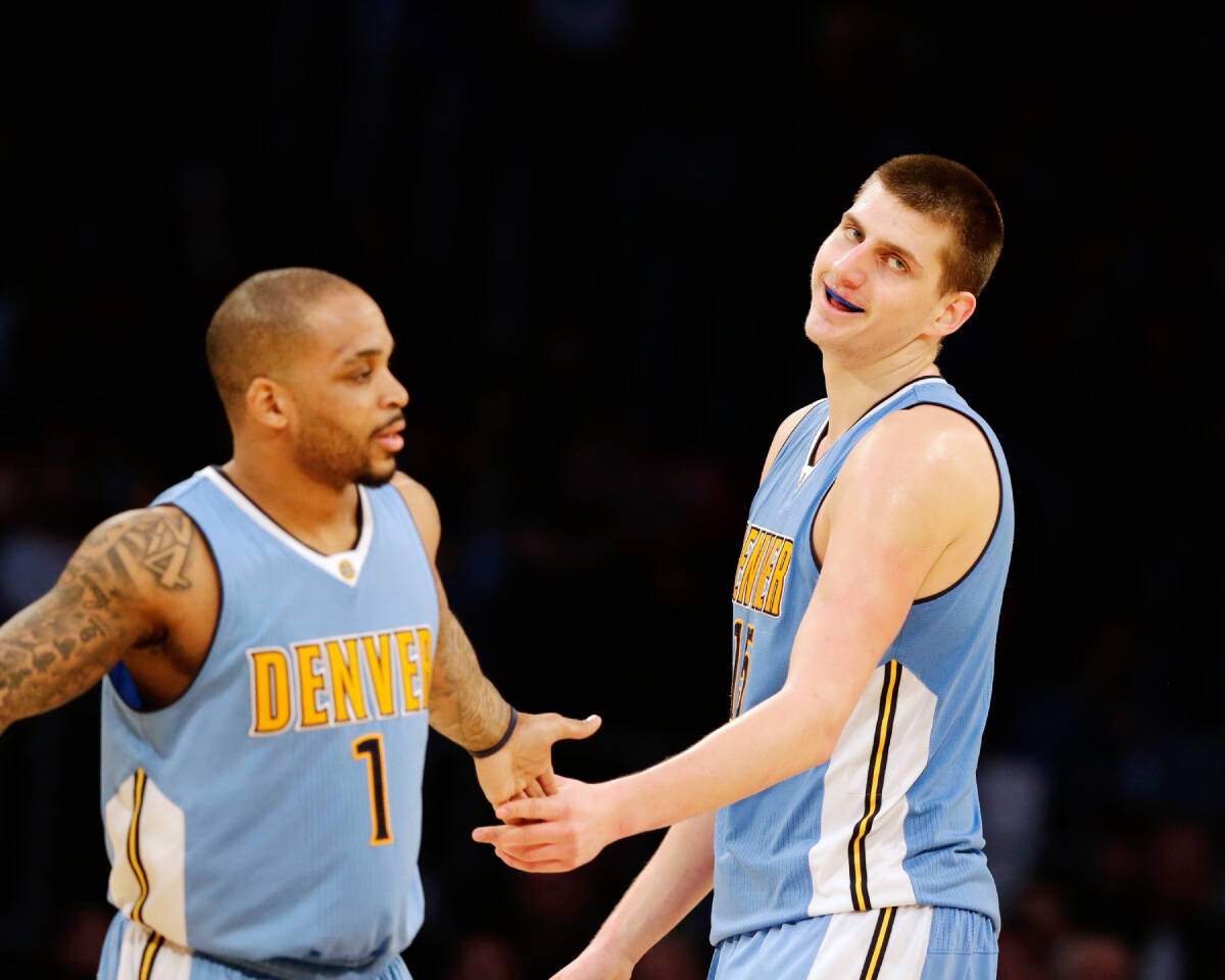 Džamir Nelson i Nikola Jokić se pozdravljaju na utakmici Denvera