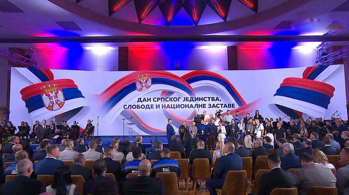 Predsednik Vučić uručuje odlikovanja (2).jpg