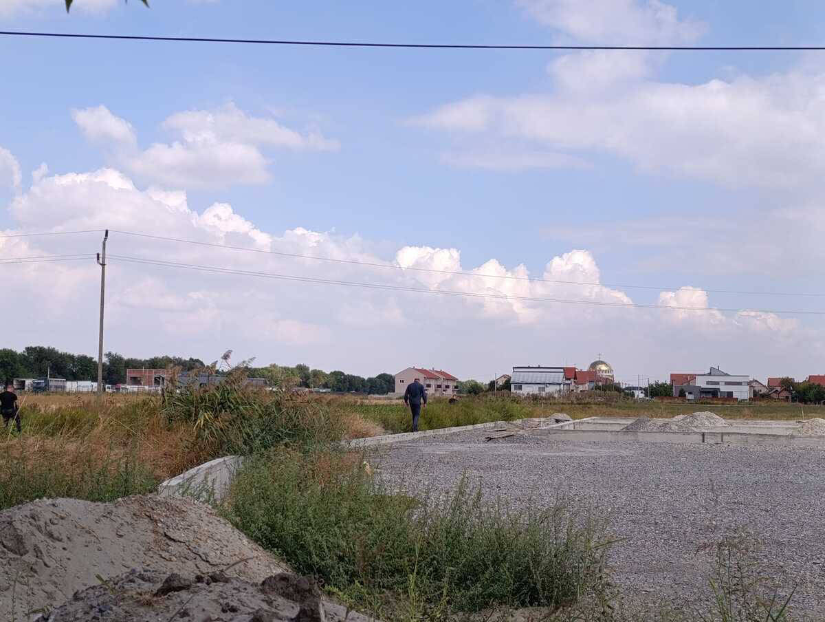 Policija vrši uviđaj na mestu zločina (2).jpg