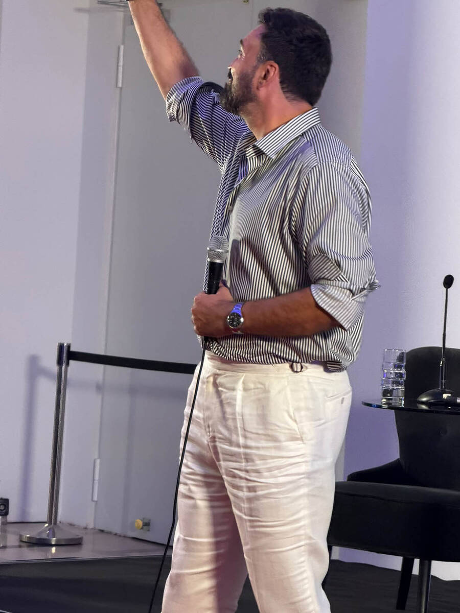 Ivan Bosiljčić zapevao na promociji knjige “Naše priče’  (2).jpg
