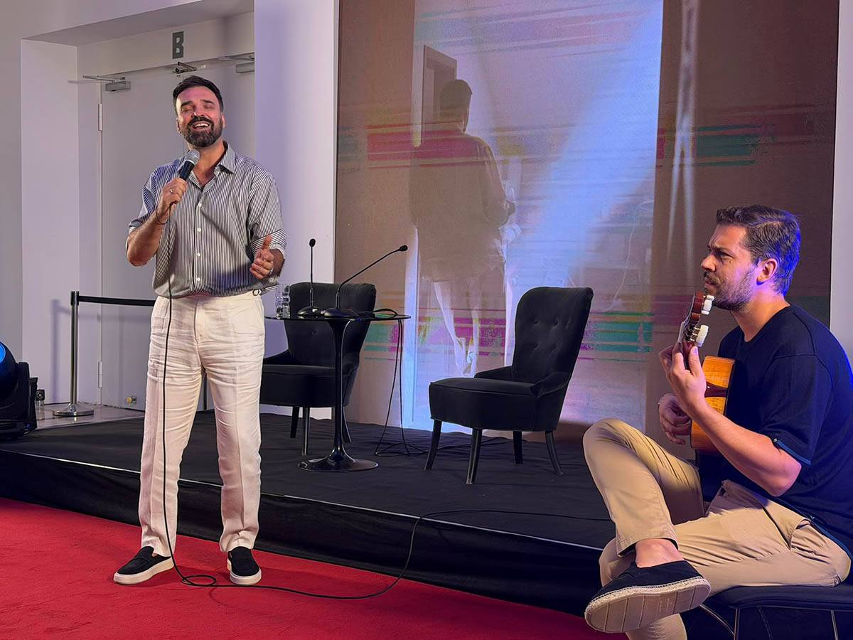 Ivan Bosiljčić zapevao na promociji knjige “Naše priče’  (7).jpg