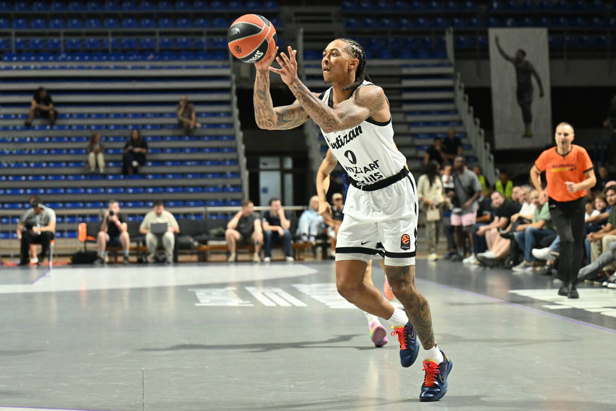 Kajl Olmen dodaje loptu na meču Partizan Fuenlabrada