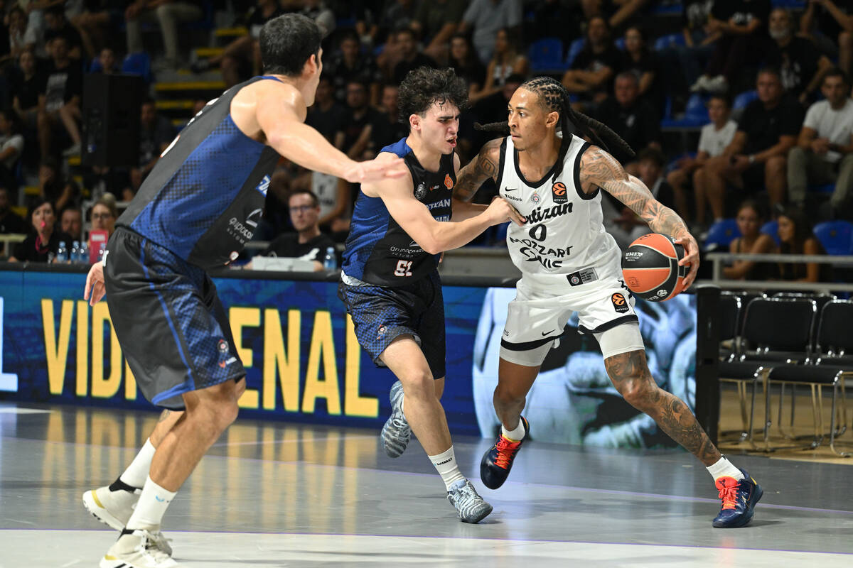 Kajl Olmen vodi loptu na meču Partizan - Fuenlabrada