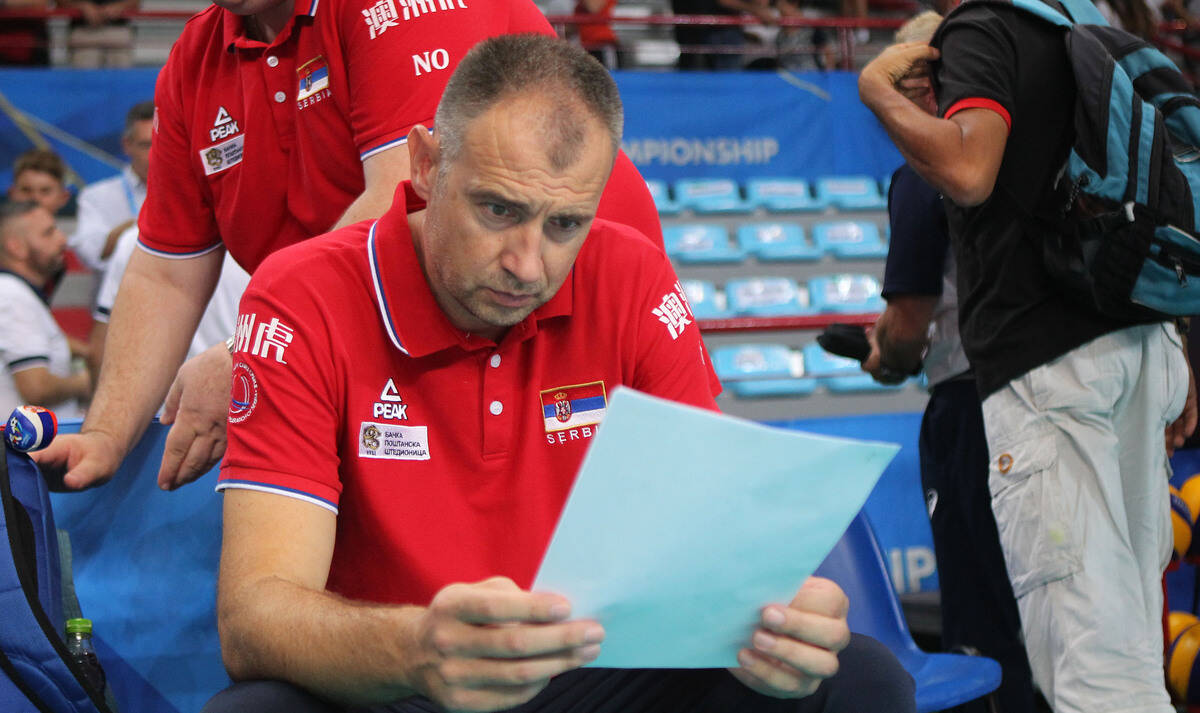 Nikola Grbić s papirom u rukama.