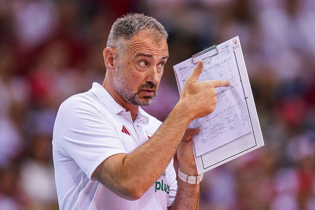 Nikola Grbić sa statistikom pokazuje prstom.