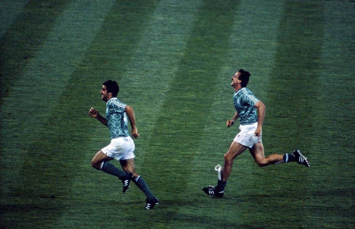 Štoper Nemačke Jirgen Koler slavi pobedu Nemačke na Svetskom prvenstvu 1990