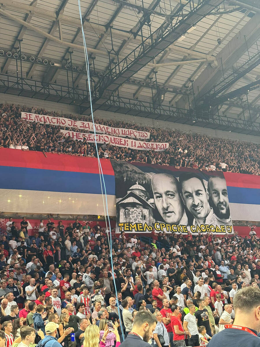 Delije transparent i Oj Kosovo 3.jpg
