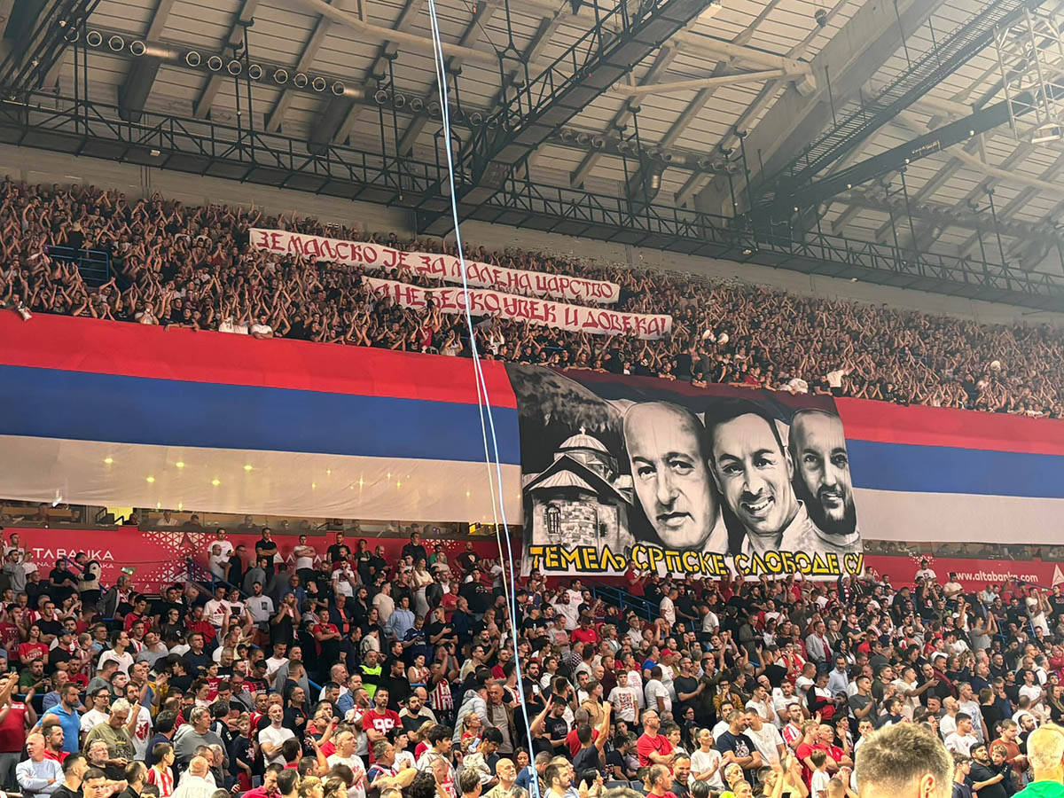 Delije transparent i Oj Kosovo 1.jpg