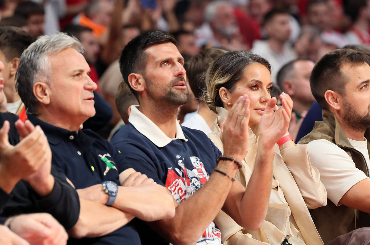 Novak Đoković gleda meč Crvene zvezde u Areni