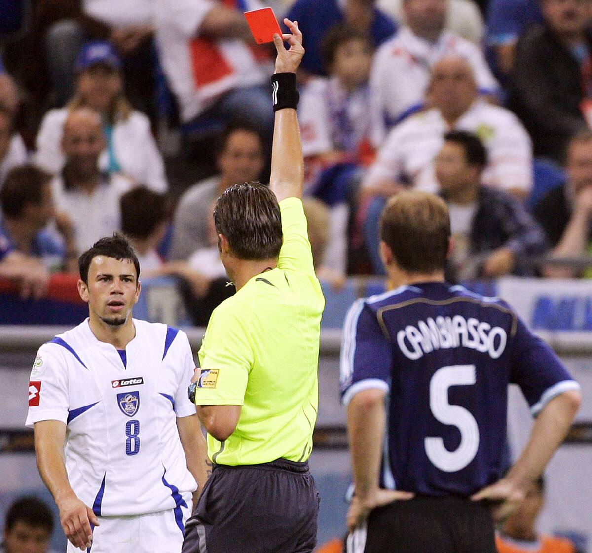 Mateja Kežman dobija crveni karton na Svetskom prvenstvu u Nemačkoj 2006