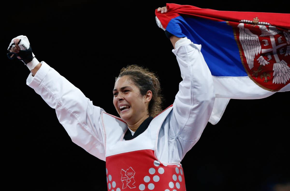 Milica Mandić sa srpskom zastavom u ruci proslavila je svoje prvo olimpijsko zlato, u Londonu 2012. Istorija!