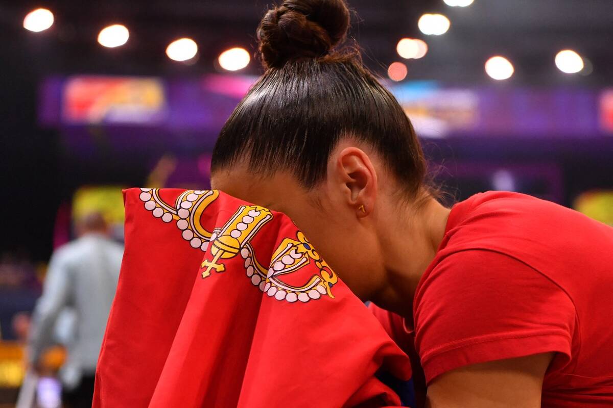 Ivana Španović plače nad srpskom zastavom zbog titule šampionke sveta  na dvoranskom prvenstvu u Beogradskoj areni.