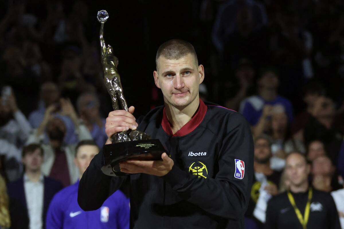 Nikola Jokić dobija jednu od tri MVP nagrade u Denver Nagetsima. Najveće individualno priznanje u istoriji košarke.