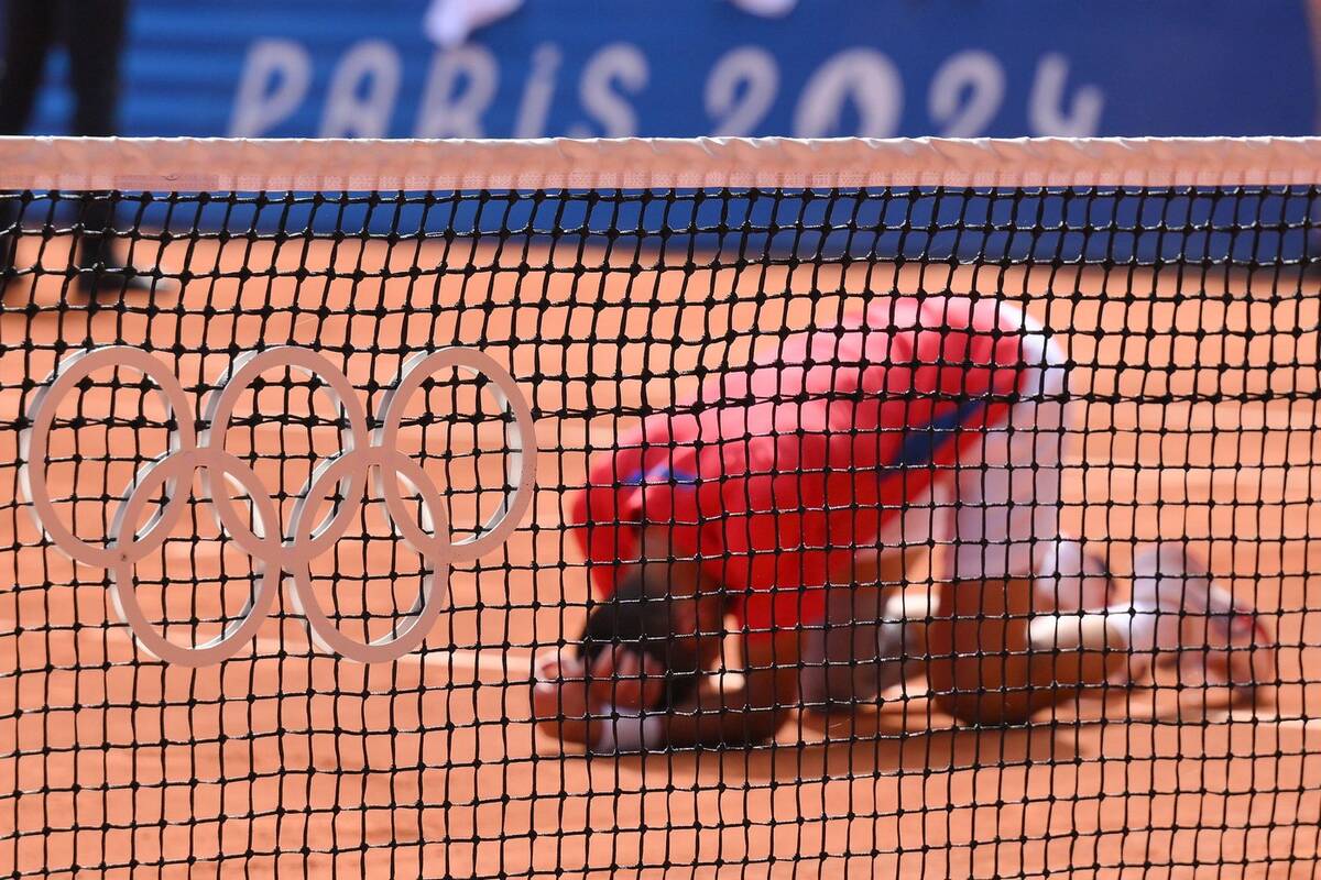 Novak Đoković plače i trese se od emocija posle osvajanja Olimpijskih igara u Parizu. Pobedom protiv Alkaraza ostvario je san