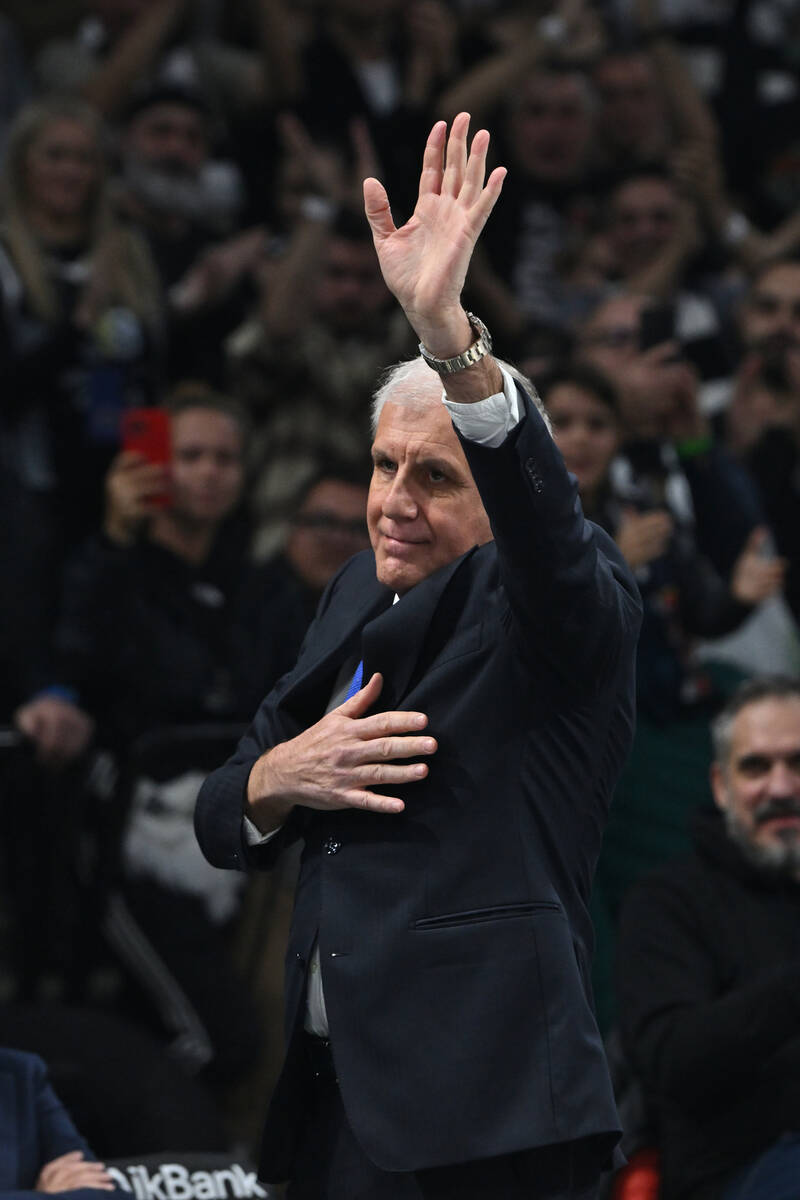 Željko Obradović pozdravlja Grobare u Areni. Njegovim povratkom u Partizan, košarkaška euforija u Srbiji dostigla je vrhunac.