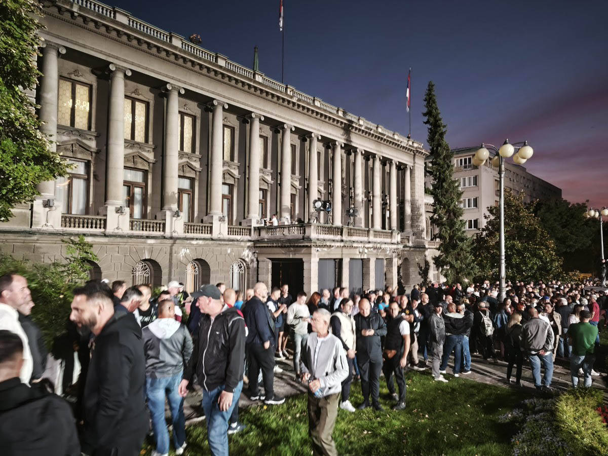 Okupljeni građani ispred Predsedništva 4.jpg