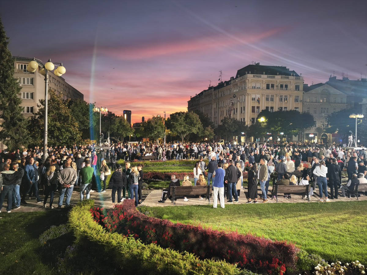 Okupljeni građani ispred Predsedništva 1.jpg